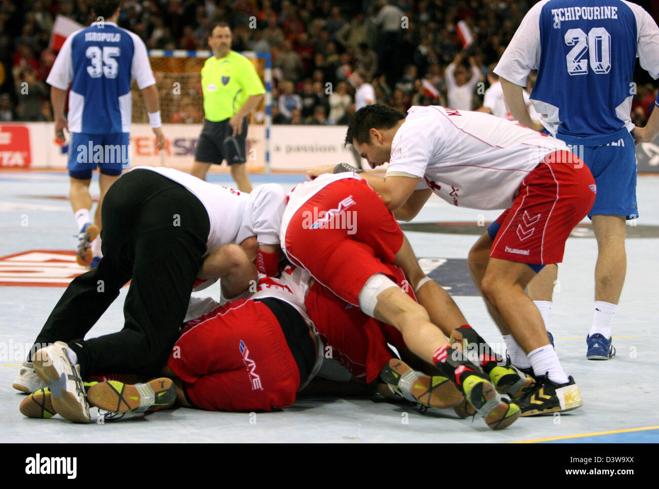 Nazionale della Polonia squadra di pallamano cheers dopo la Polonia 28-27 della vittoria della pallamano campionato mondiale 2007 trimestre partita finale della Polonia vs la Russia ad Amburgo, Germania, martedì, 30 gennaio 2007. Foto: Kay Nietfeld Foto Stock