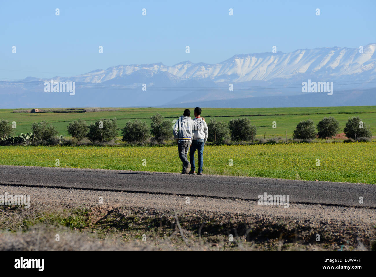 Due ragazzi marocchini di camminare sulla strada con il Medio Atlante, Marocco Foto Stock