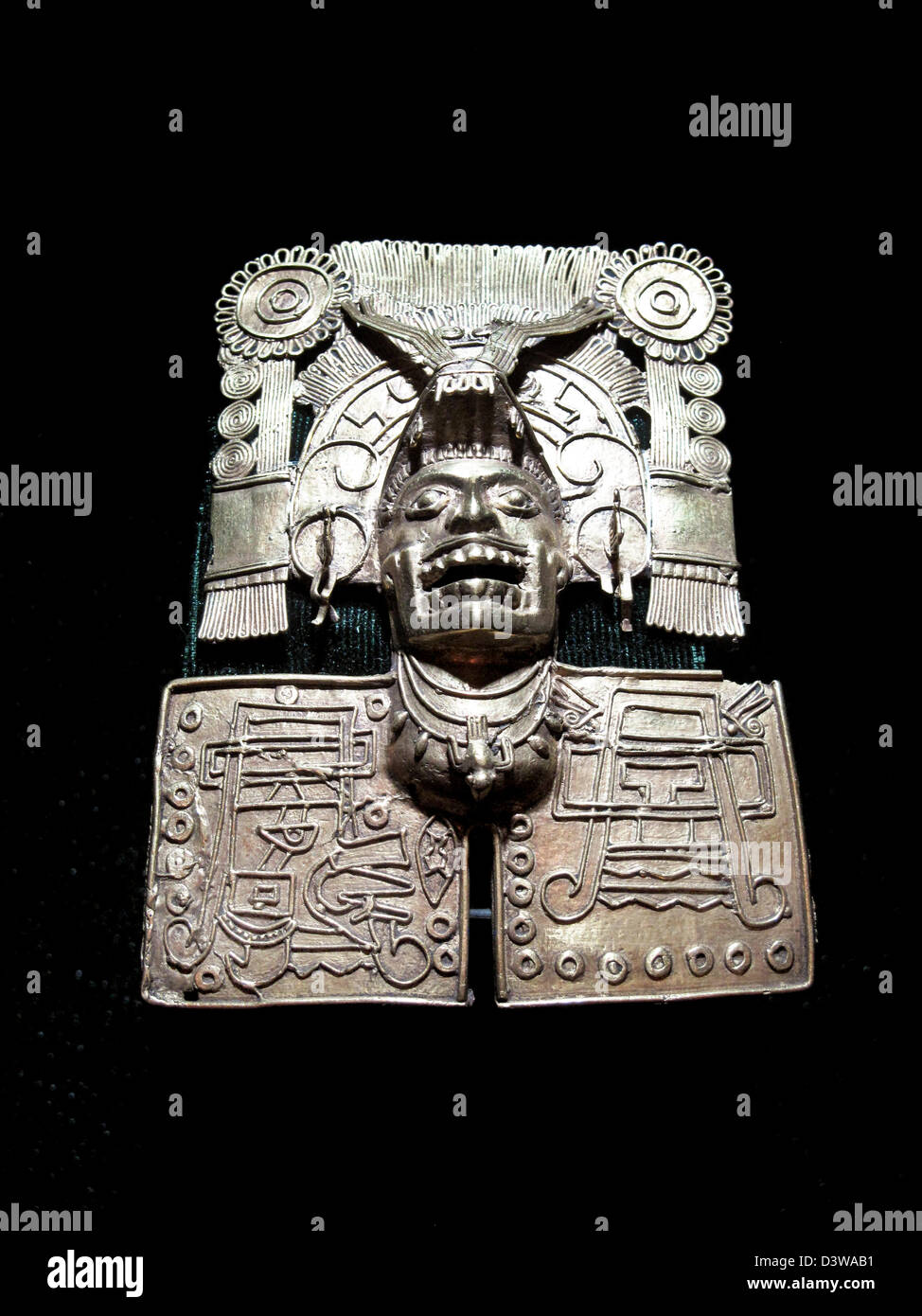 Splendidamente lavorato pre colombiana ornamento di rame visualizzati con il Monte Alban tomba 7 tesoro nel Museo delle Culture Oaxacan Messico Foto Stock