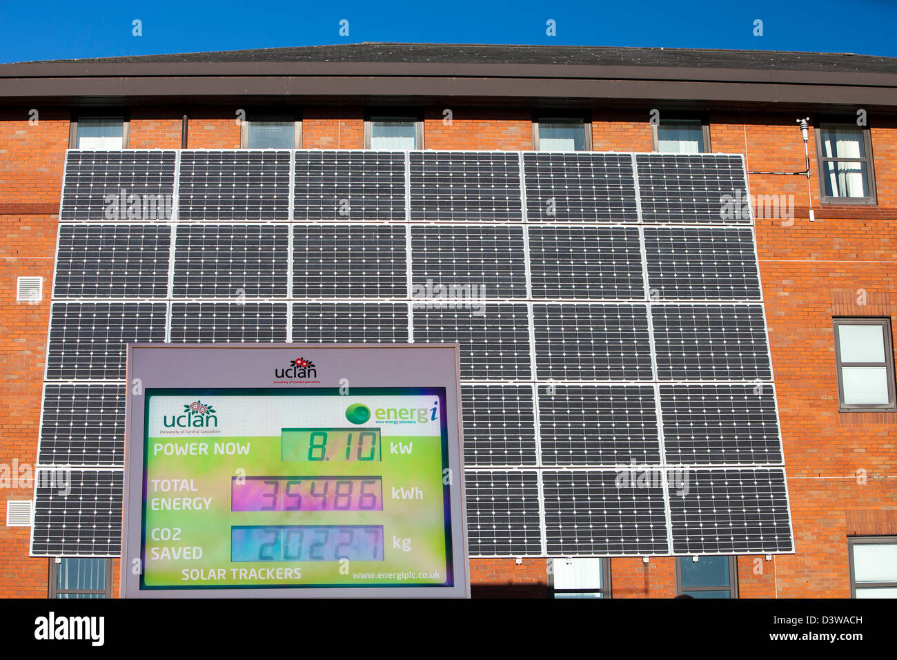 Tracking solare pannelli di Voltaic al di fuori della University of Central Lancashire, Preston, Regno Unito. Foto Stock