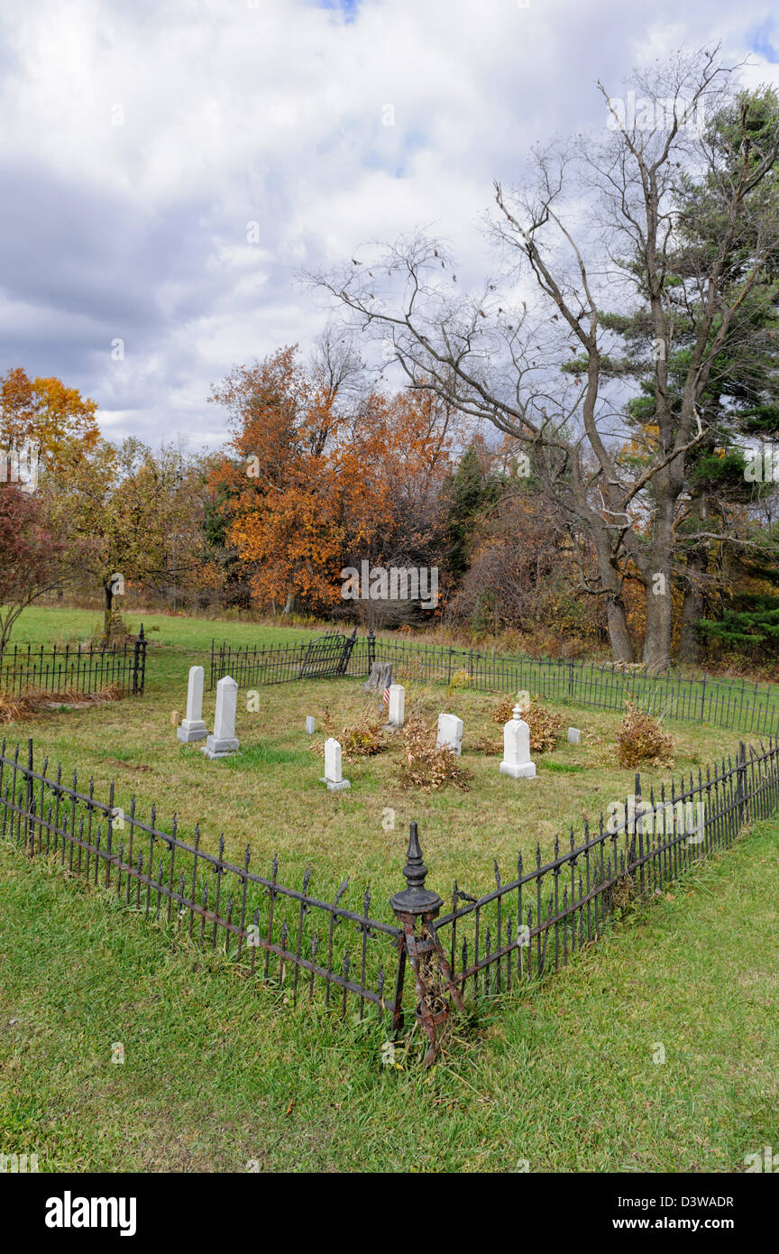 Piccolo cimitero rurale in autunno con vittoriana di recinzione in ferro intorno ad esso, Pennsylvania, PA, Stati Uniti d'America. Foto Stock
