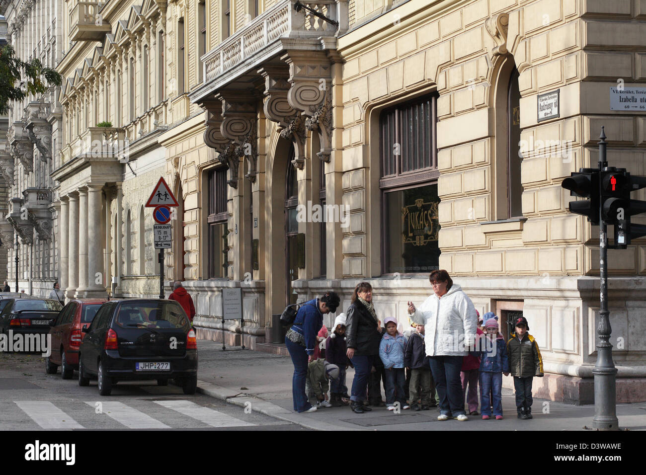 Budapest, Ungheria, i bimbi e il vivaio in attesa in un crosswalk Foto Stock