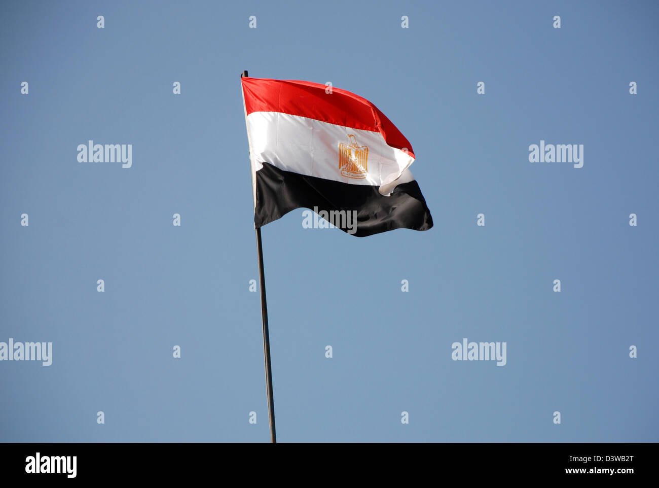 Bandiera egiziana sul pennone che fluttua nel vento Foto Stock
