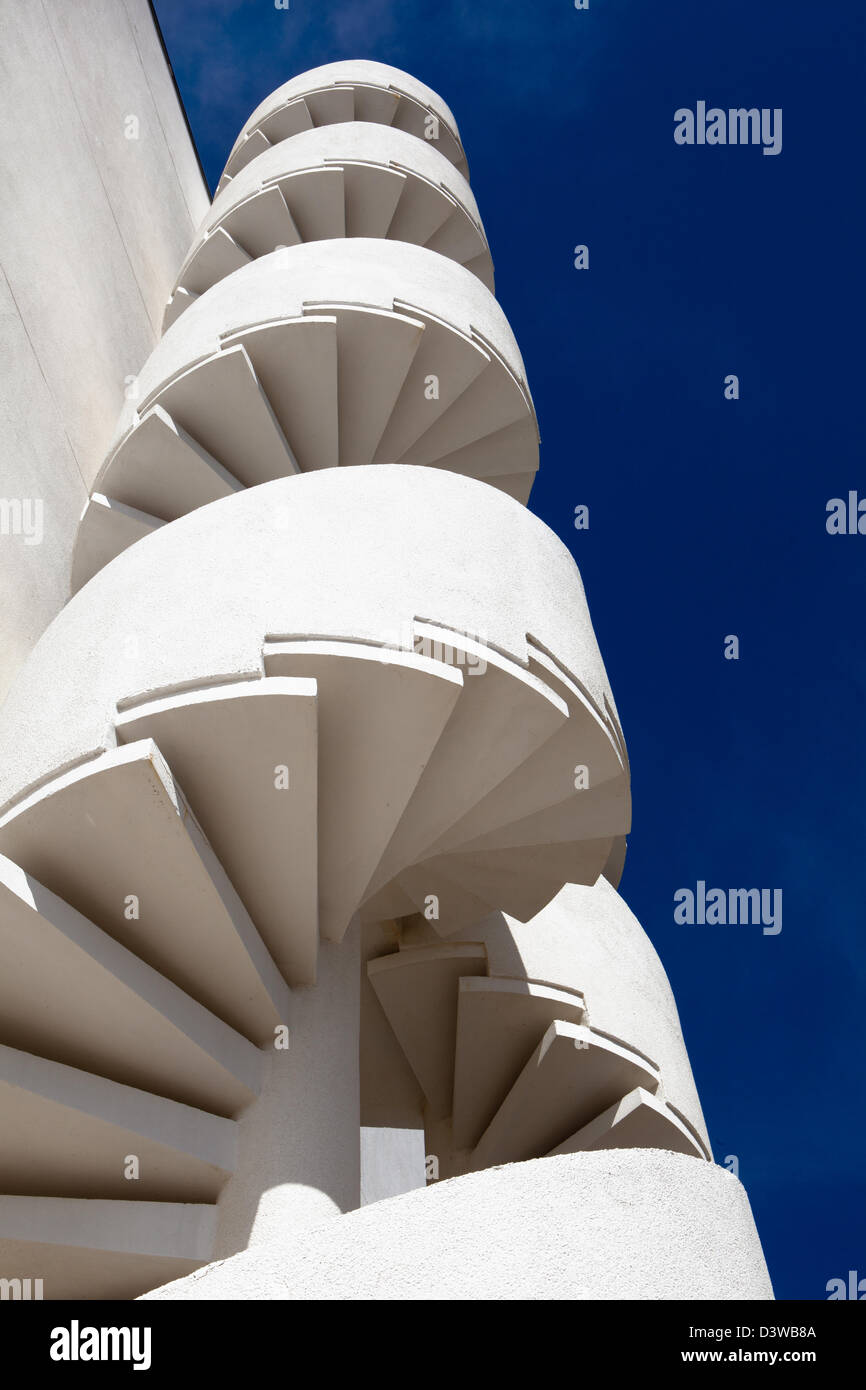 Un bianco scalinata a spirale nel sud della Francia. Foto Stock