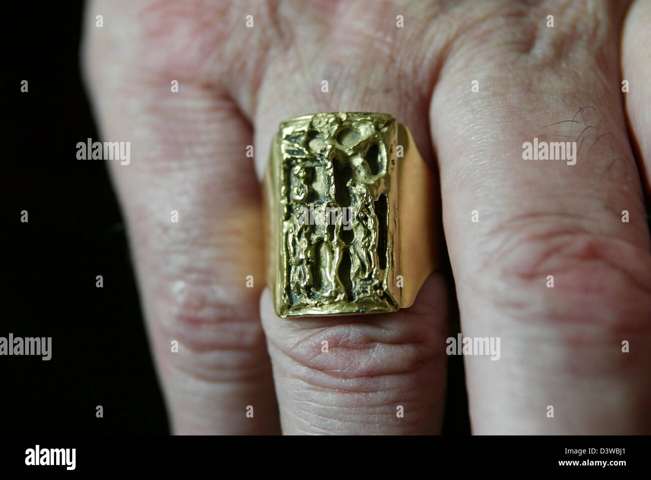 L'anello indossato dal cardinale Keith O'Brien, il più anziano di età romana chierico Cattolica in Scozia Foto Stock