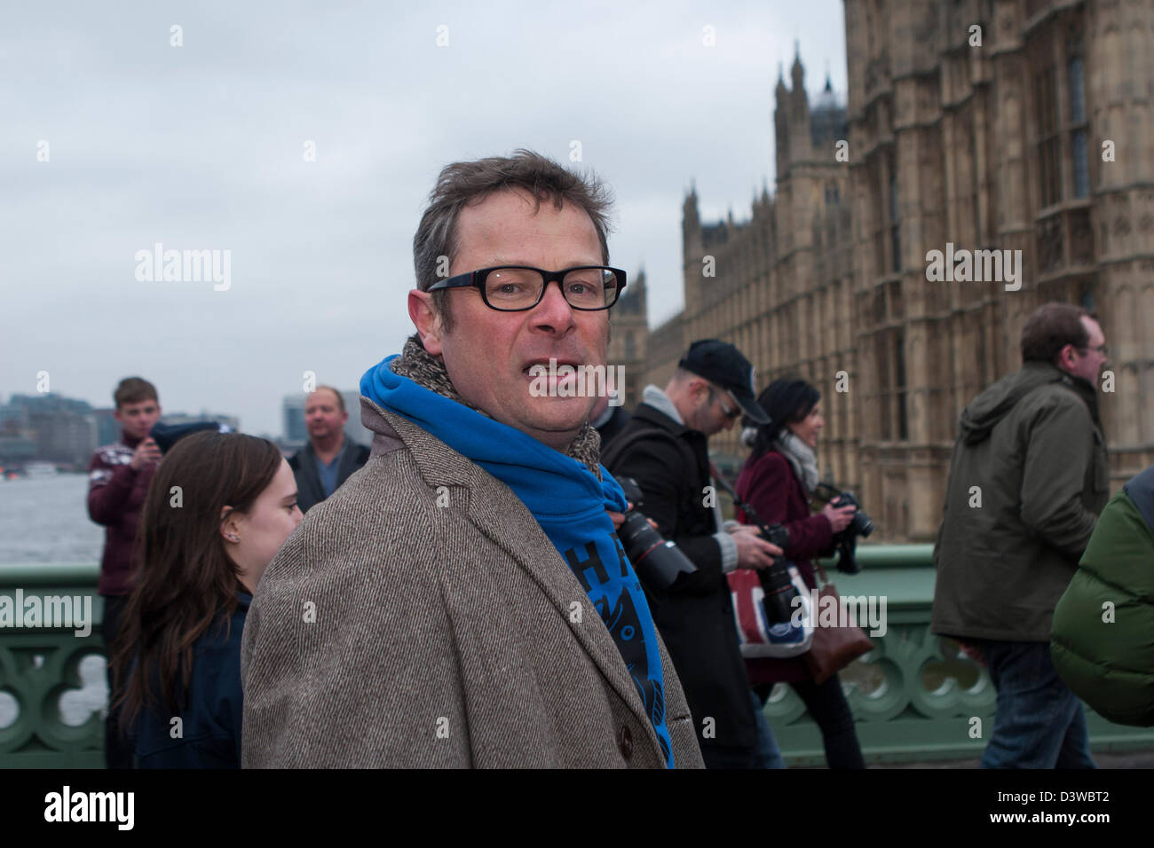 Lo Chef Hugh Fearnley-Whittingstall attraversa il Westminster Bridge al rally in congiunzione con il Marine Conservation Society, Sealife e il British Sub-Aqua Club, conduce a marzo dal London Aquarium per le Case del Parlamento per mostrare il governo quanto supporto vi è per di più la protezione dei mari e la 127 MCZs (Marine zone di conservazione). Londra, UK, 25 febbraio 2013. Foto Stock