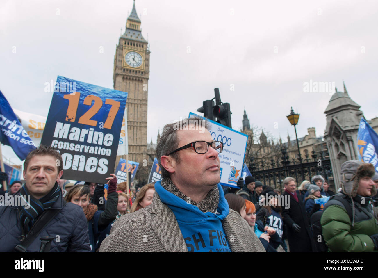 Lo Chef Hugh Fearnley-Whittingstall arrotonda la House of Commons verso il rally in congiunzione con il Marine Conservation Society, Sealife e il British Sub-Aqua Club, conduce a marzo dal London Aquarium per le Case del Parlamento per mostrare il governo quanto supporto vi è per di più la protezione dei mari e la 127 MCZs (Marine zone di conservazione). Londra, UK, 25 febbraio 2013. Foto Stock