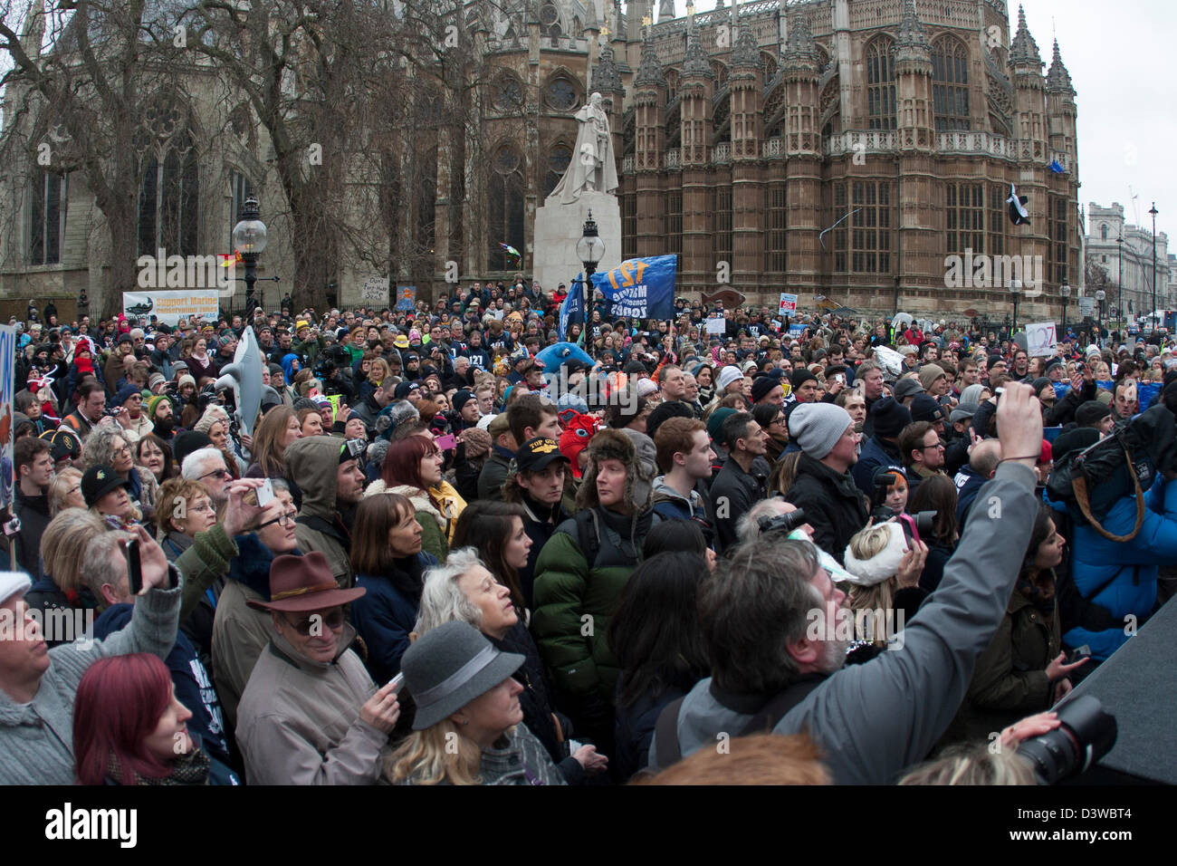 Circa 1500 tifosi riuniti in un rally dallo Chef Hugh Fearnley-Whittingstall in congiunzione con il Marine Conservation Society, Sealife e il British Sub-Aqua Club, conduce a marzo dal London Aquarium per le Case del Parlamento per mostrare il governo quanto supporto vi è per di più la protezione dei mari e la 127 MCZs (Marine zone di conservazione). Londra, UK, 25 febbraio 2013. Foto Stock