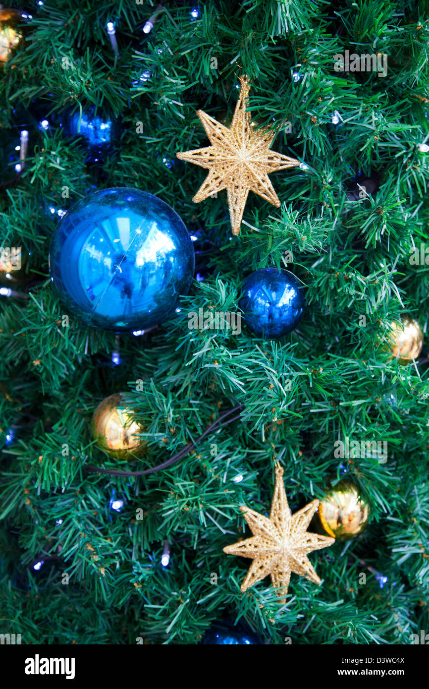 Commerciale di albero di Natale Decorazioni in blu e oro Foto stock - Alamy