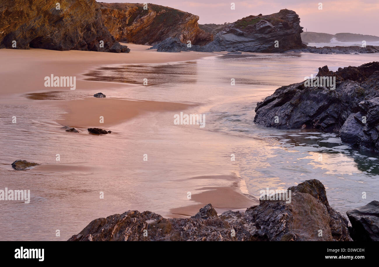 Portogallo Alentejo: Scenic sera presso la spiaggia Praia da Cerca Nova in Porto Covo Foto Stock