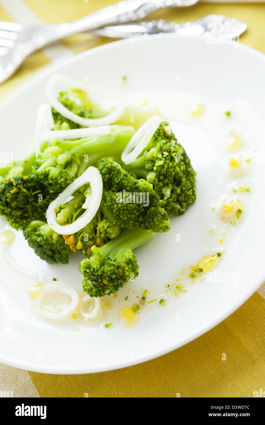 Brasato di broccoli in una salsa di luce, primo piano Foto Stock