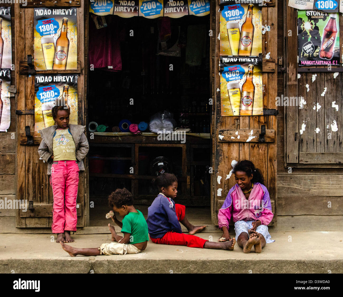 Bambini che giocano al di fuori di un negozio di alimentari Andasibe village o Perinet Madagascar Foto Stock