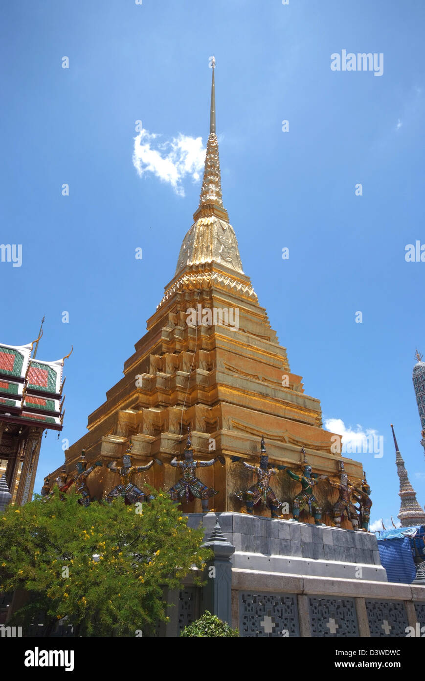 La pagoda dorata di Wat Phra Kaew tempio di Bangkok, Tailandia Foto Stock