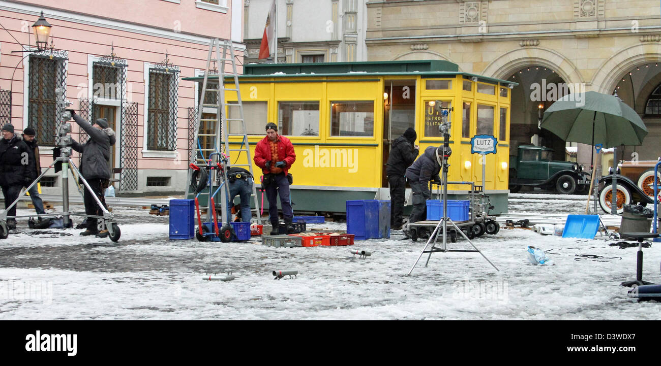 Goerlitz, Germania. Il 25 febbraio 2013. Le riprese si svolge su Untermarkt per il film 'Grand Hotel di Budapest' in Goerlitz, Germania, 25 febbraio 2013. Oggi nel centro storico della città, la ripresa si sta svolgendo in diverse strade per le scene della produzione hollywoodiana. Le riprese continueranno fino al mese di aprile in Goerlitz. Foto: Jens TRENKLER/dpa/Alamy Live News Foto Stock