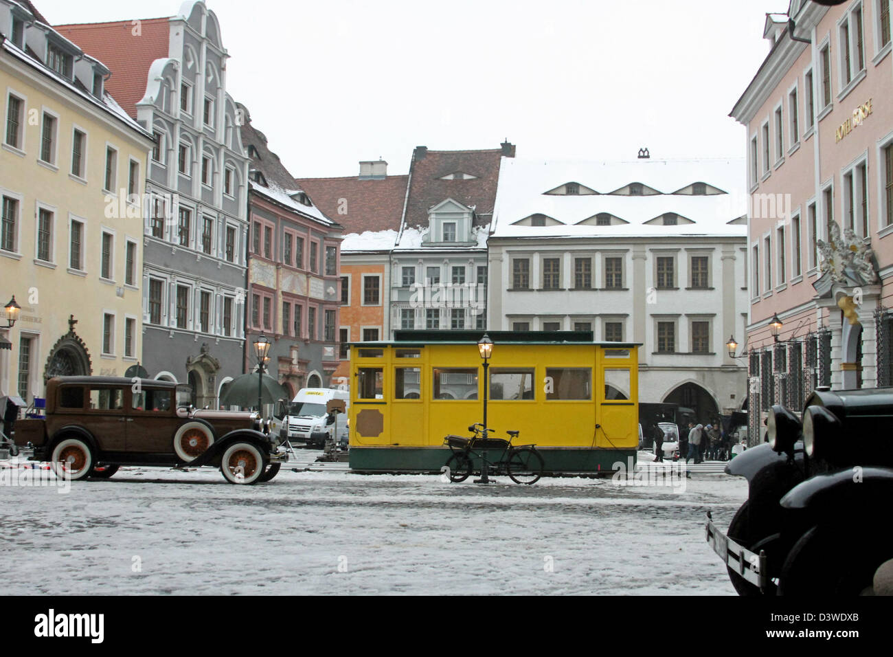 Goerlitz, Germania. Il 25 febbraio 2013. Le riprese si svolge su Untermarkt per il film 'Grand Hotel di Budapest' in Goerlitz, Germania, 25 febbraio 2013. Oggi nel centro storico della città, la ripresa si sta svolgendo in diverse strade per le scene della produzione hollywoodiana. Le riprese continueranno fino al mese di aprile in Goerlitz. Foto: Jens TRENKLER/dpa/Alamy Live News Foto Stock