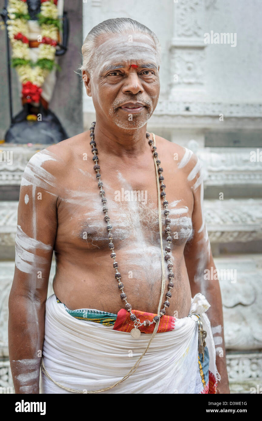 Ritratto di un sacerdote Indù all'interno di Sri Veeramakaliamman tempio, Singapur, Asia Foto Stock