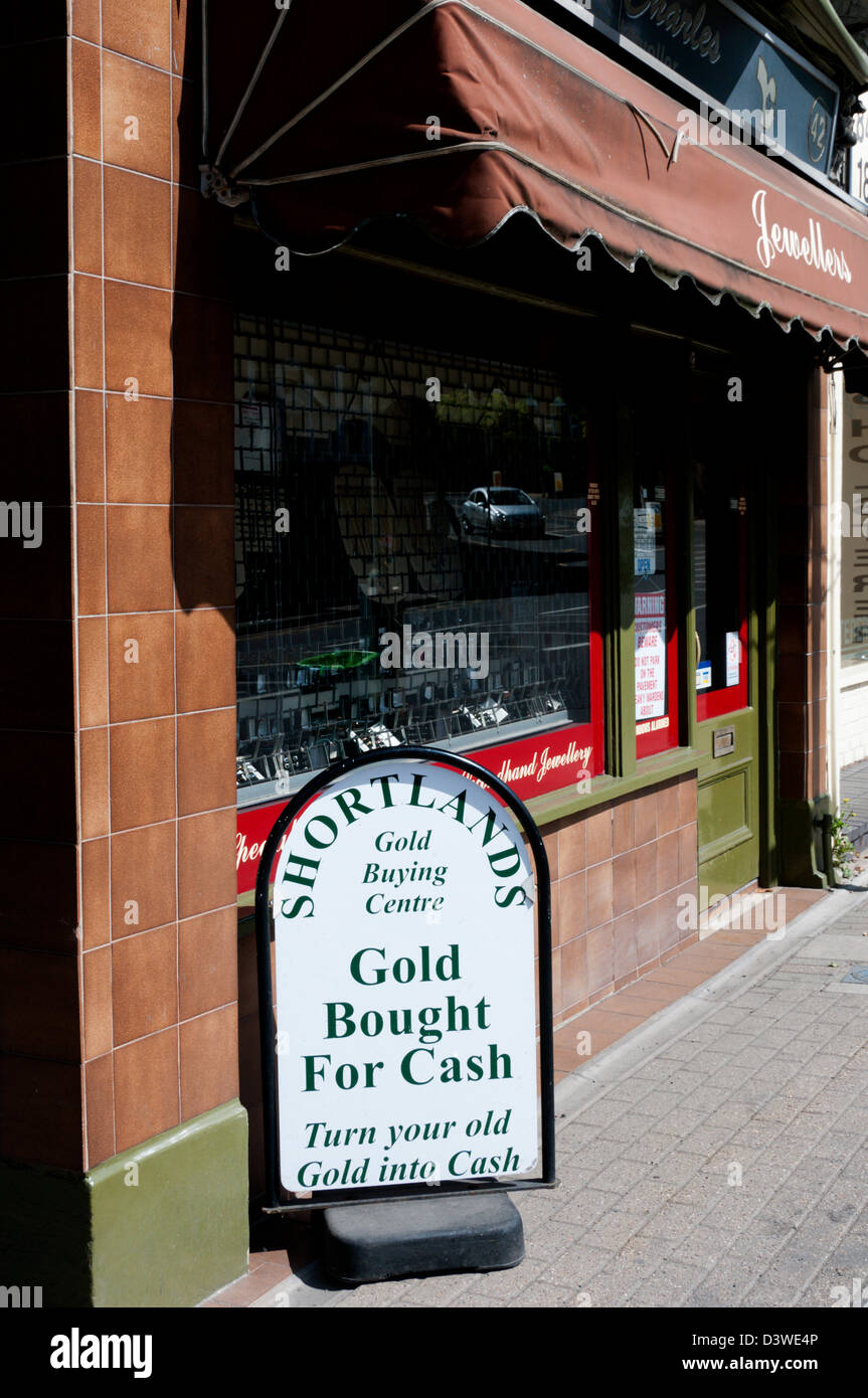 "L'oro acquistato per cassa" il segno al di fuori di un gioiellerie nel sud di Londra. Foto Stock