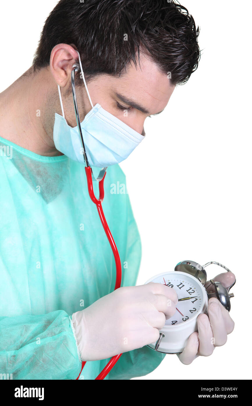 L'infermiera esaminando un orologio Foto Stock