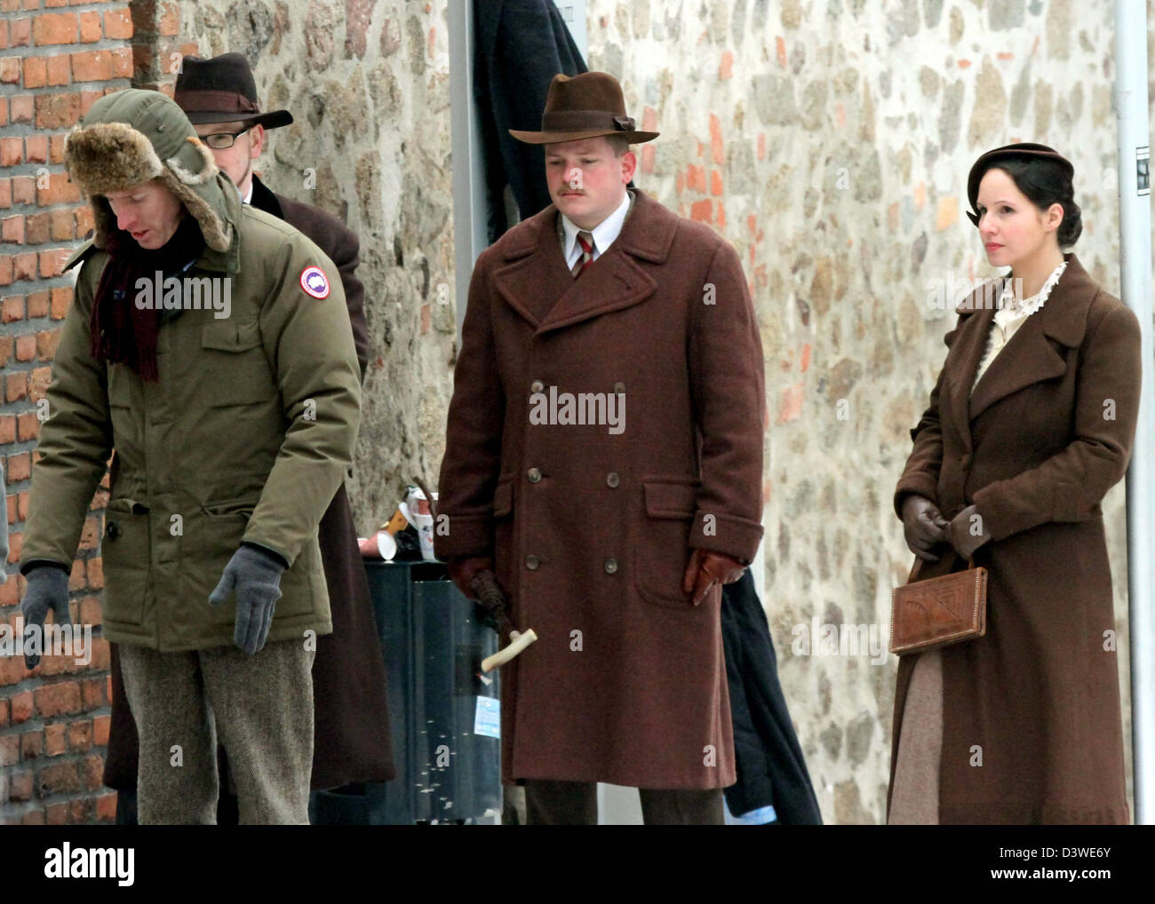 Goerlitz, Germania. Il 25 febbraio 2013. Film americano produttore di Wes Anderson (L) mostra extra dove riposare durante le riprese sul set del film 'Grand Hotel di Budapest' in Goerlitz, Germania, 25 febbraio 2013. Oggi nel centro storico della città, la ripresa si sta svolgendo in diverse strade per le scene della produzione hollywoodiana. Le riprese continueranno fino al mese di aprile in Goerlitz. Foto: Jens TRENKLER/dpa/Alamy Live News Foto Stock