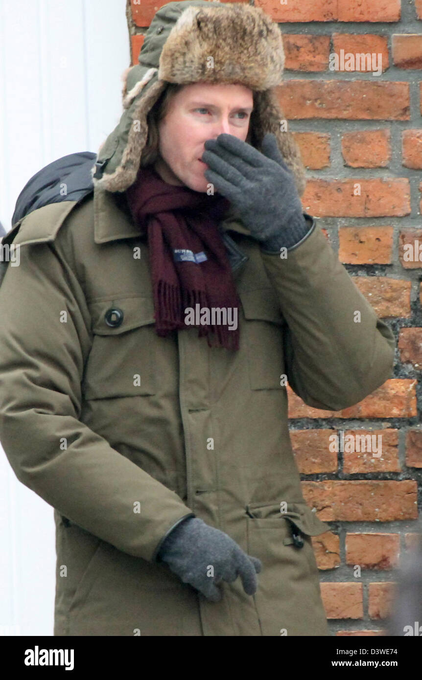 Goerlitz, Germania. Il 25 febbraio 2013. Film americano produttore di Wes Anderson si erge sul set durante le riprese del film "Il Grand Hotel di Budapest' in Goerlitz, Germania, 25 febbraio 2013. Oggi nel centro storico della città, la ripresa si sta svolgendo in diverse strade per le scene della produzione hollywoodiana. Le riprese continueranno fino al mese di aprile in Goerlitz. Foto: Jens TRENKLER/dpa/Alamy Live News Foto Stock