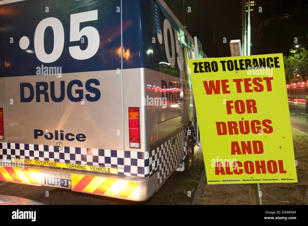Melbourne allestimento polizia una campagna per fermare e verificare i driver per bere e guidare e il consumo di droghe e la guida, Australia. Foto Stock