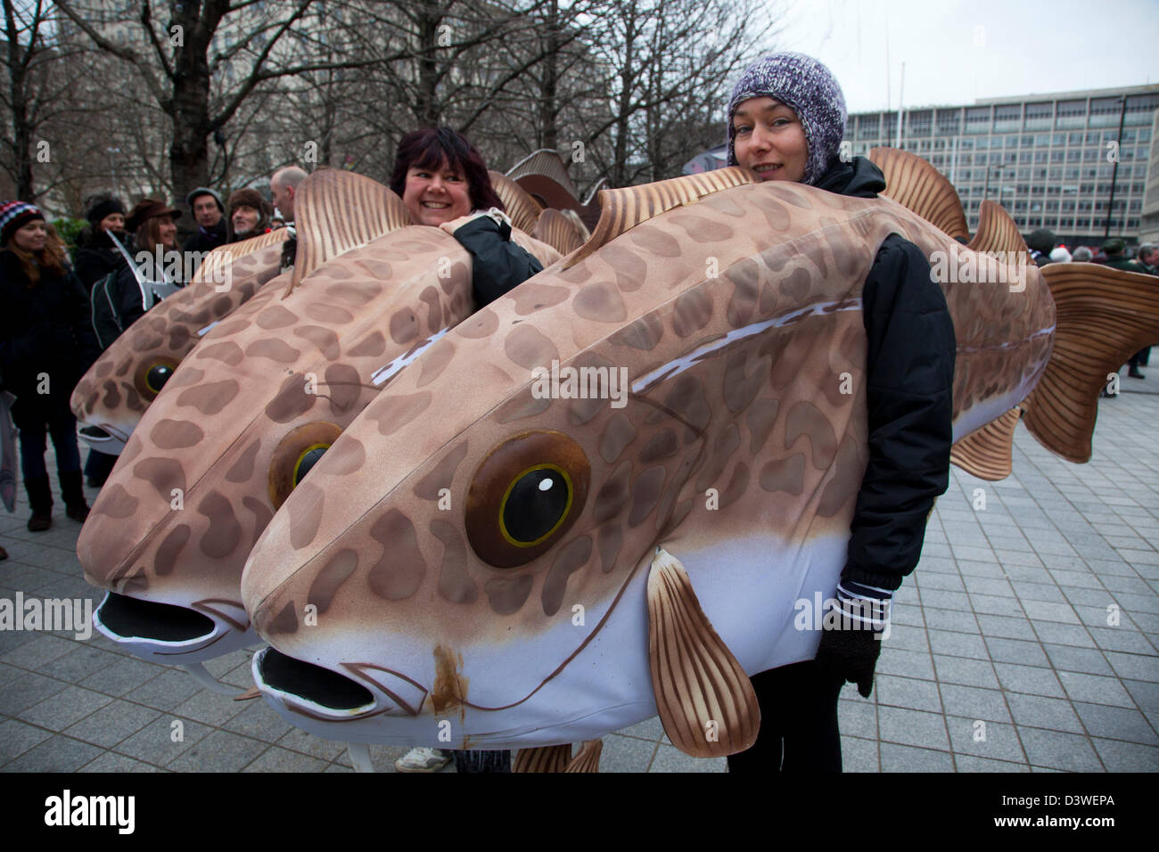 Londra, Regno Unito. Il 25 febbraio 2013. Rally dall'organizzazione Lotta di pesce per mostrare il governo quanto supporto vi è per di più la protezione dei mari e la 127 MCZs (Marine zone di conservazione). Marzo verso Westminster con ogni numero crescente di Pesci Combattenti in seguito al successo del canale 4 serie, Hugh pesce della lotta, che avendo preso è il caso e che si avvicina ad 1 milione di firme è vicino a modificare la legislazione UE sui rigetti in mare. Credito: Michael Kemp / Alamy Live News Foto Stock