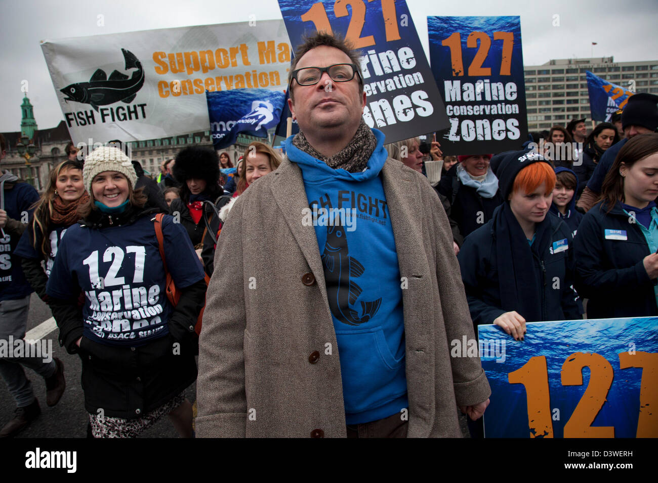 Londra, Regno Unito. Il 25 febbraio 2013. Rally dall'organizzazione Lotta di pesce per mostrare il governo quanto supporto vi è per di più la protezione dei mari e la 127 MCZs (Marine zone di conservazione). La televisione cook e diruttori Hugh Fearnley-Whittingstall conduce questo marzo verso Westminster con ogni numero crescente di Pesci Combattenti in seguito al successo del canale 4 serie, Hugh pesce della lotta, che avendo preso è il caso e che si avvicina ad 1 milione di firme è vicino a modificare la legislazione UE sui rigetti in mare. Credito: Michael Kemp / Alamy Live News Foto Stock