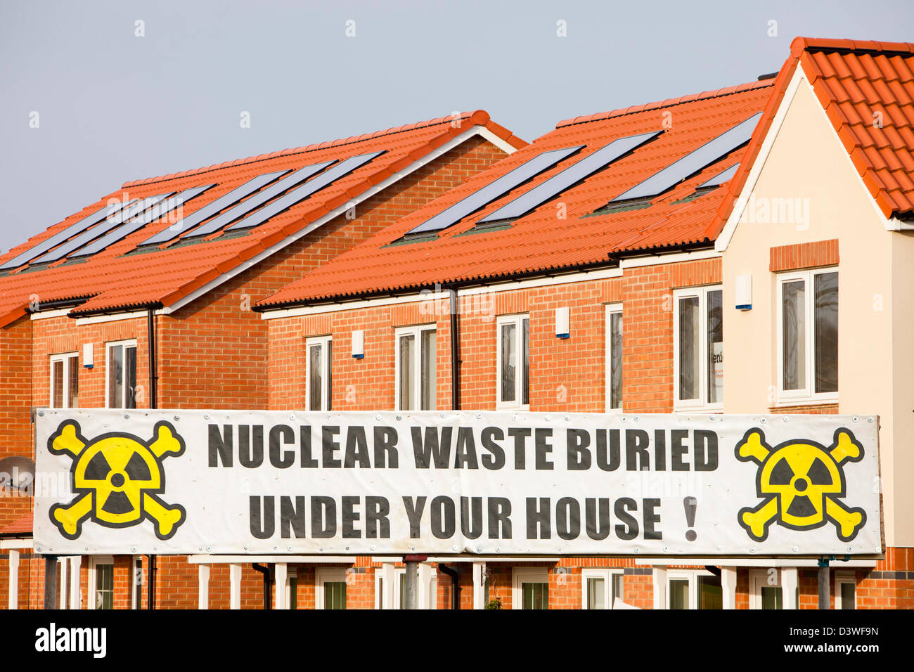 Una scatola verde di sviluppo sulla periferia di Sunderland nel Nord Est Regno Unito con una discarica nucleare protesta. Foto Stock