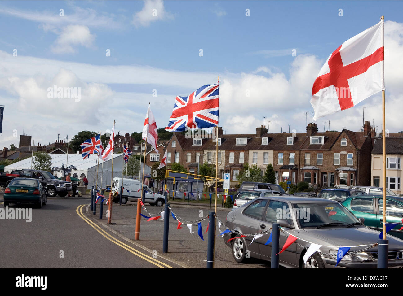 Una fila di Union Jack e St George cross flag in Inghilterra, Regno Unito. Foto Stock