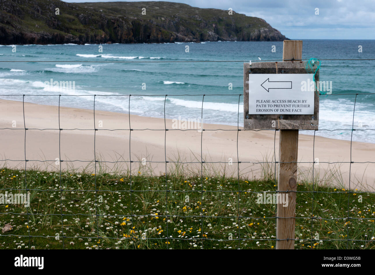 Segno indirizzare i visitatori per accedere alla spiaggia da evitare fenomeni di erosione delle dune, Tràigh na Clibhe sull'isola di Lewis nelle Ebridi Esterne. Foto Stock