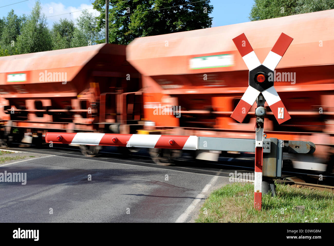 Zossen, Germania, un drive through treno merci a un attraversamento ferroviario Foto Stock
