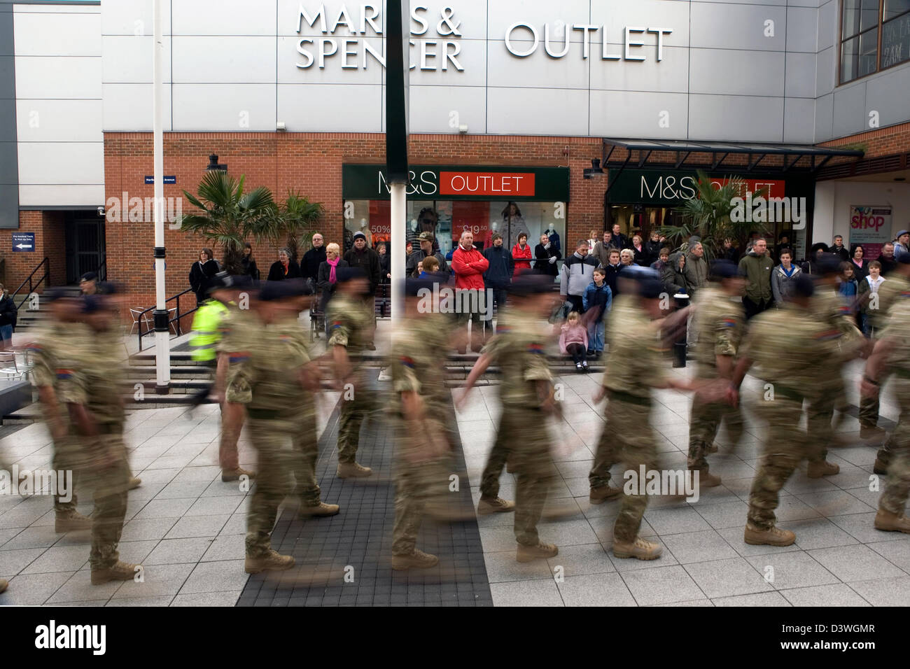 Le truppe britanniche torna dall' Afghanistan marciando a un welcome home parade di Portsmouth. Foto Stock
