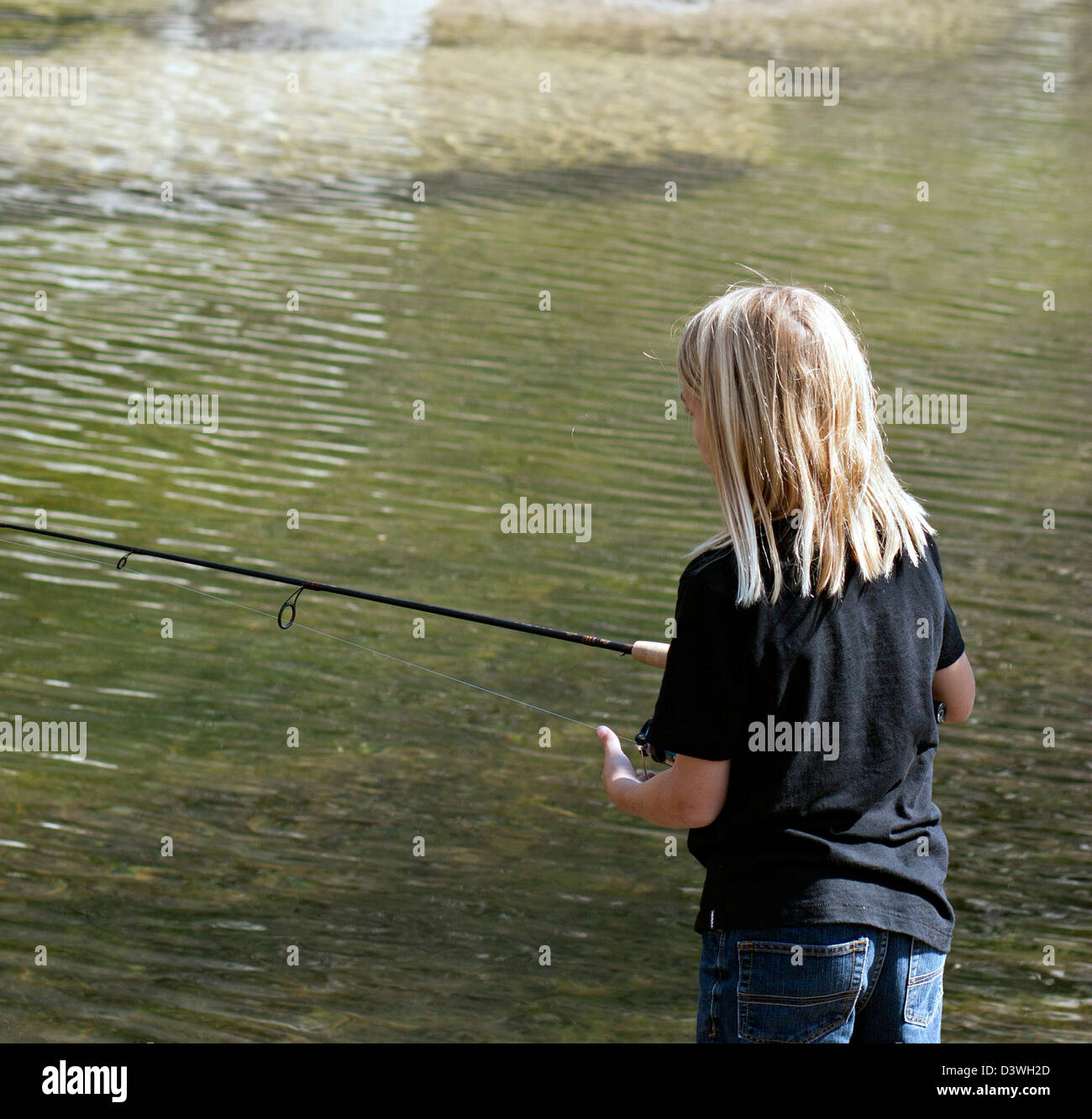 Ragazza giovane la pesca con la canna e mulinello in San Gabriel River Georgetown Texas Foto Stock