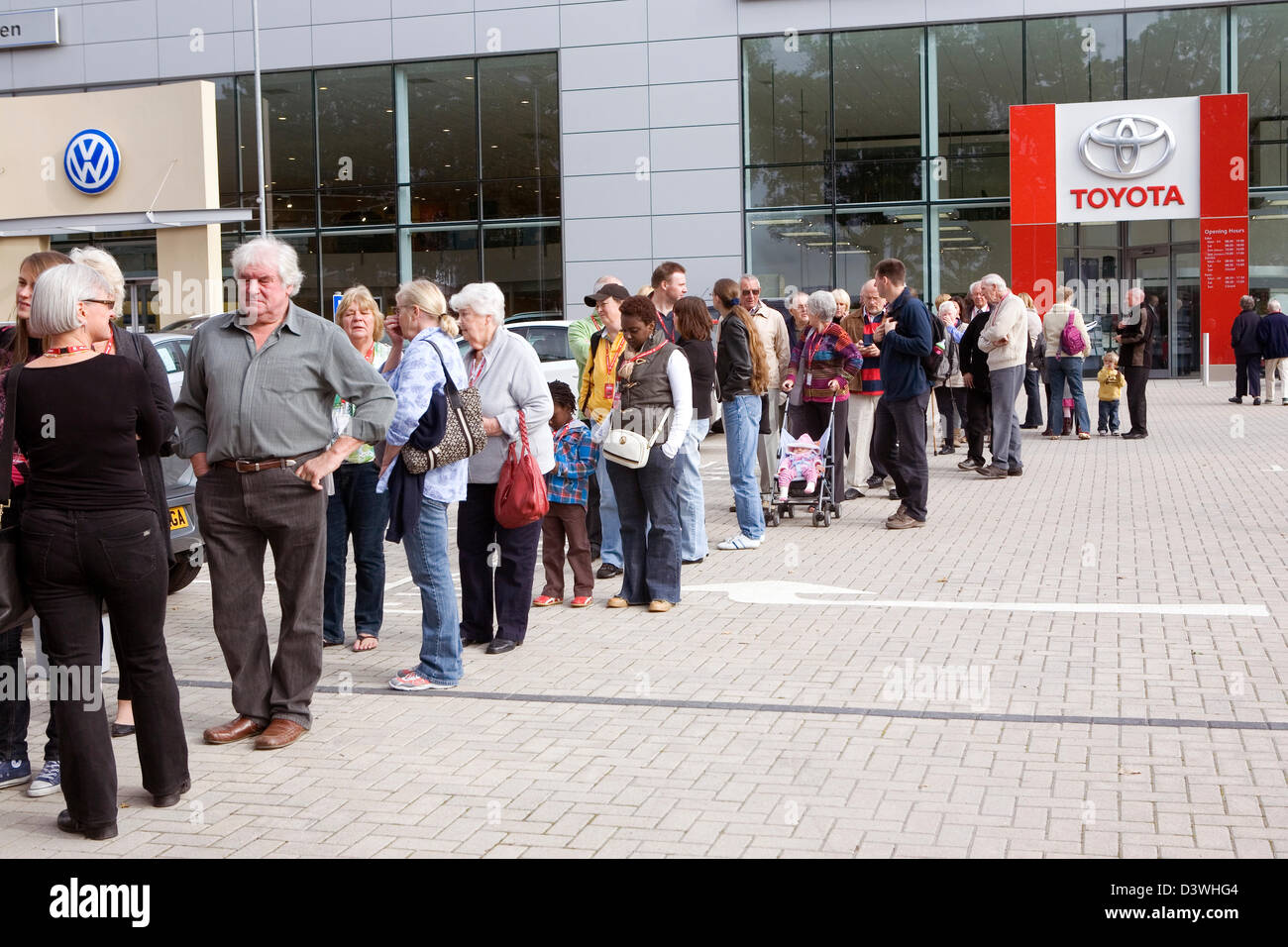 Una lunga fila di persone in attesa al di fuori di una Toyota  concessionaria nel Regno Unito Foto stock - Alamy
