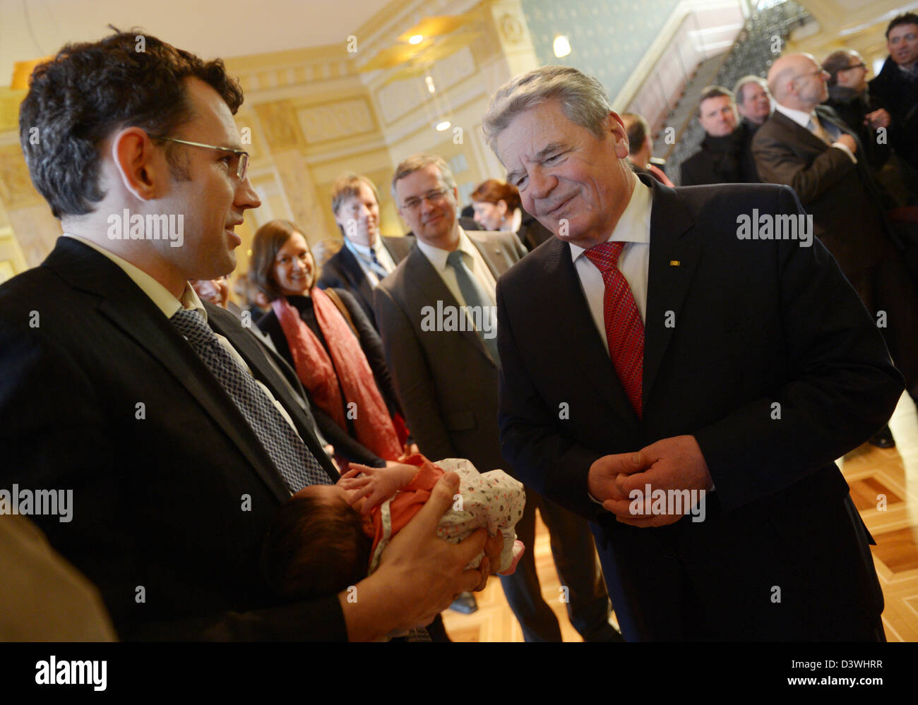 Il Presidente tedesco Joachim Gauck (R) è accolto da un lavoratore tedesco all'Alto Commissariato delle Nazioni Unite per i diritti umani e i suoi otto giorni di età baby al Palais Wilson a Ginevra, Svizzera, 25 febbraio 2013. Egli è su in Svizzera per una visita di due giorni per visitare le organizzazioni governative e non governative. Foto: RAINER JENSEN Foto Stock