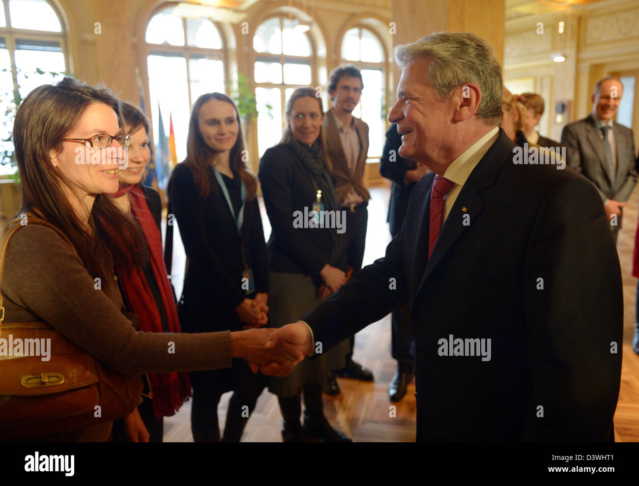 Il Presidente tedesco Joachim Gauck (R) è accolto da dipendenti presso l'Alto Commissariato delle Nazioni Unite per i diritti umani e i suoi otto giorni di età baby al Palais Wilson a Ginevra, Svizzera, 25 febbraio 2013. Egli è su in Svizzera per una visita di due giorni per visitare le organizzazioni governative e non governative. Foto: RAINER JENSEN Foto Stock