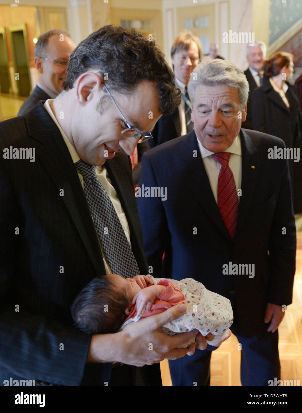 Il Presidente tedesco Joachim Gauck (R) è accolto da un lavoratore tedesco all'Alto Commissariato delle Nazioni Unite per i diritti umani e i suoi otto giorni di età baby al Palais Wilson a Ginevra, Svizzera, 25 febbraio 2013. Egli è su in Svizzera per una visita di due giorni per visitare le organizzazioni governative e non governative. Foto: RAINER JENSEN Foto Stock