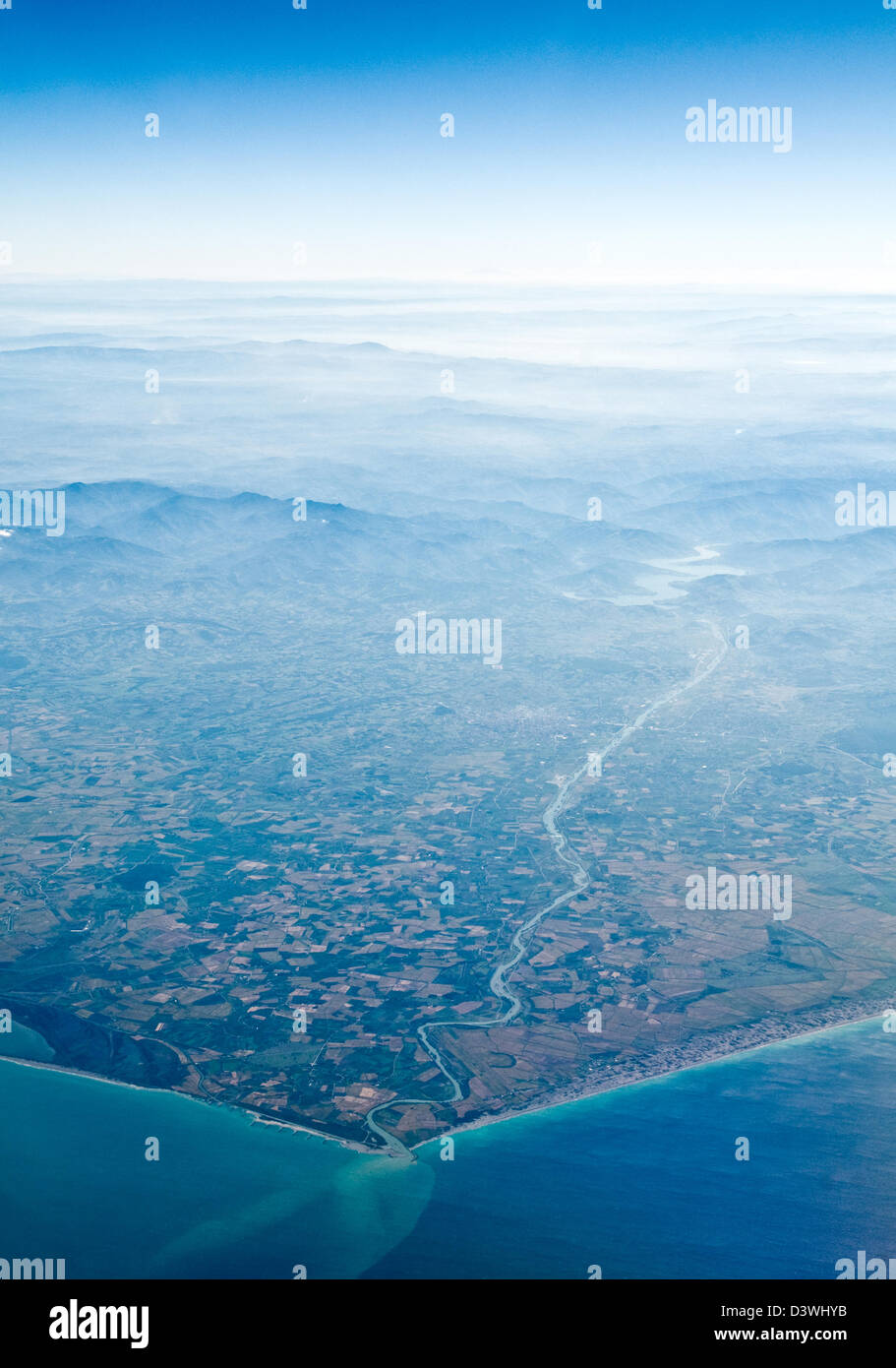 Una vista del il Kizilirmak o Halys fiume che scorre a nord nel Mar Nero in Turchia. È il paese del fiume più lungo. Foto Stock