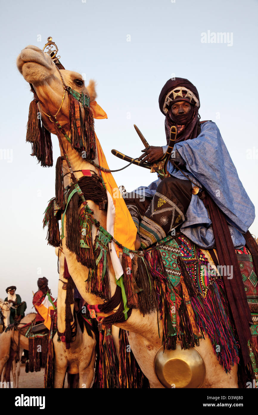 Il nomade Wodaabe Cavalca un cammello al Gerewol festival in Niger Foto Stock