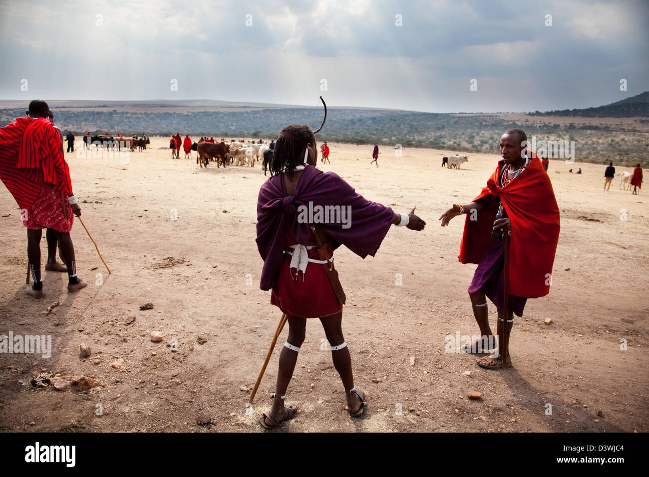 Due uomini Maasia salutarci fino a secco colline di Loita. È la fine del  giorno e il live stock market è quasi finita Foto stock - Alamy