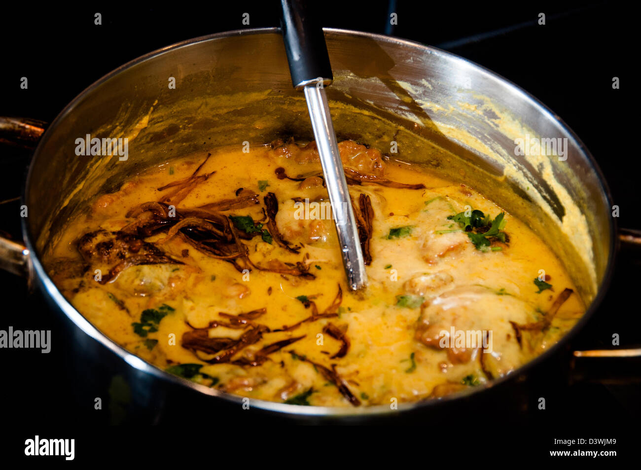 Onion Bhaji, pakora Curry preparate di fresco in una padella Foto Stock