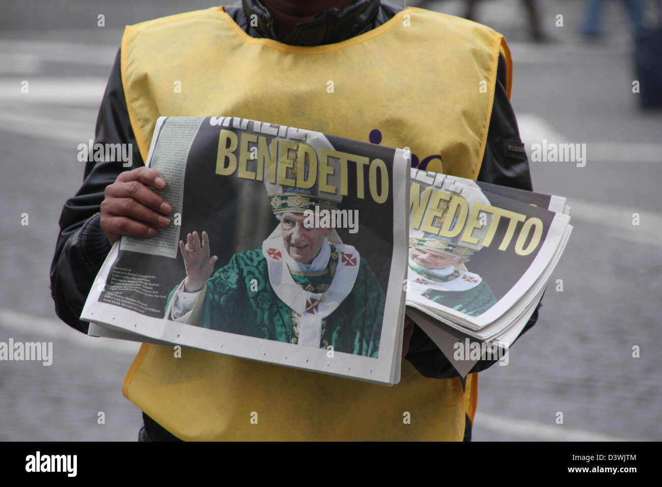 24 feb 2013 l ultimo Angelus domenica la benedizione del Santo Padre Benedetto XVI prima di lui passi verso il basso il giovedì in Piazza San Pietro e la Città del Vaticano, Roma Foto Stock