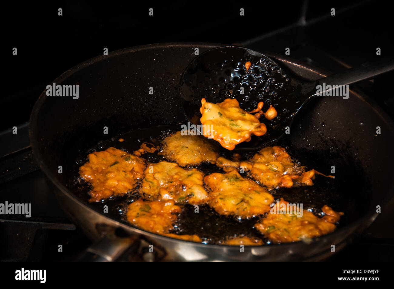 Pakora, Onion Bhaji, fritti in olio Foto Stock