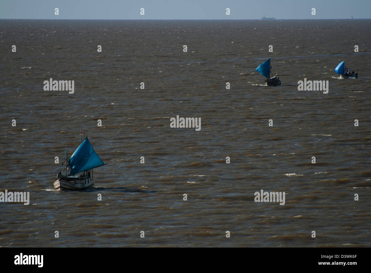 Barche di pescatori locali tornando dal mare al fiume del Amazon in pará stato, Brasile del Nord Foto Stock