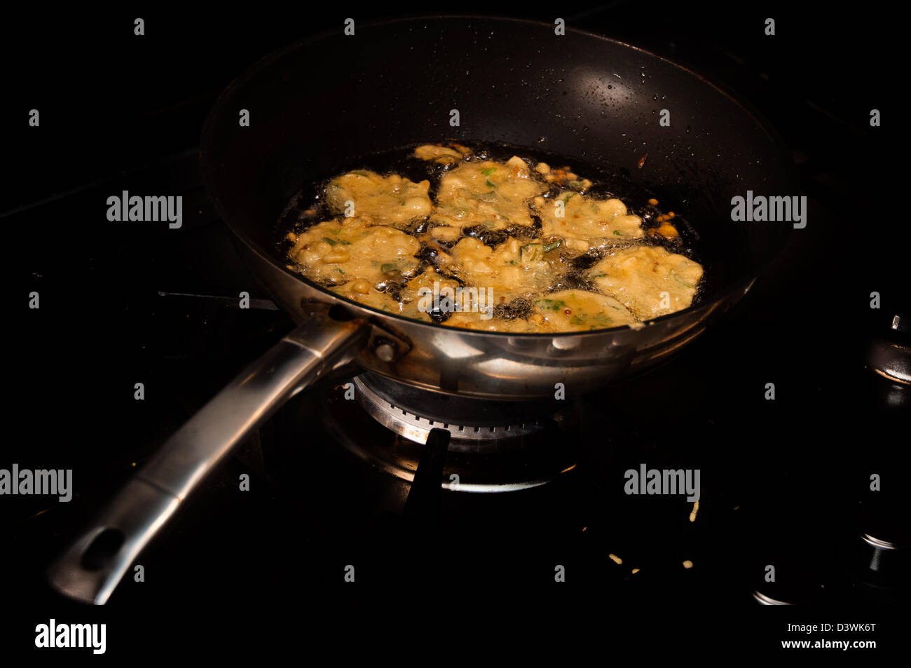 Onion Bhaji, Pakora fritti in padella Foto Stock