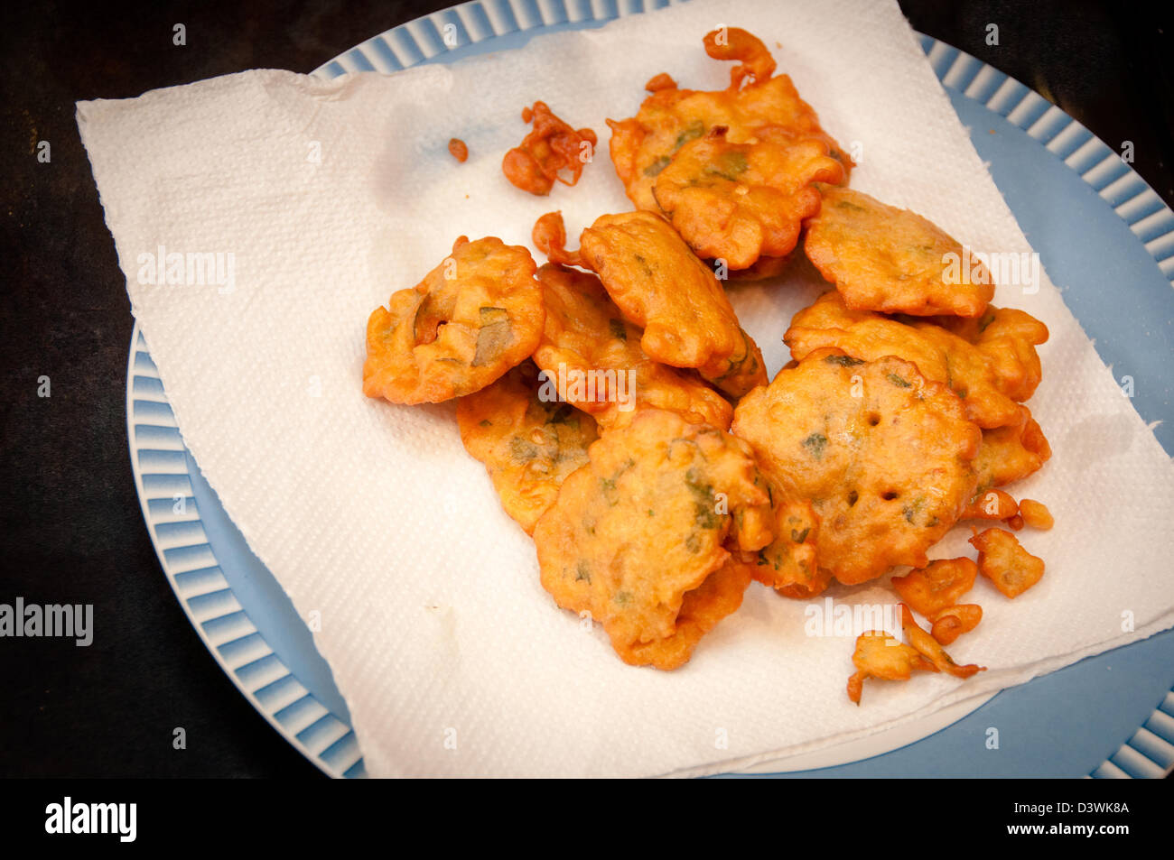 Onion Bhaji, Pakora in una piastra Foto Stock