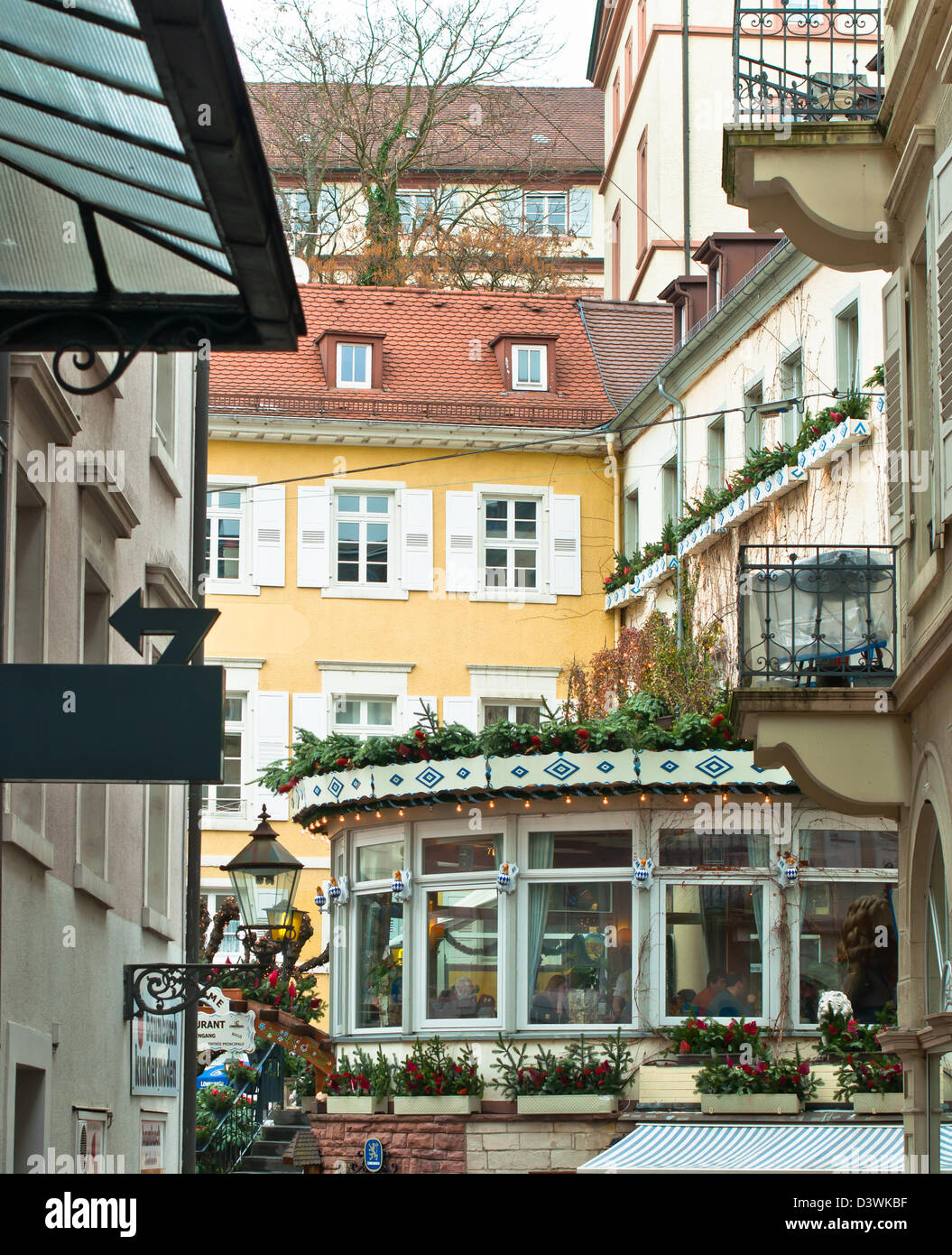 Finestra, bianco, tabella, street, acciaio, sidewalk cafe, un ristorante all'aperto di mattina, Germania, fiore, eleganza, tavolo da pranzo, Foto Stock