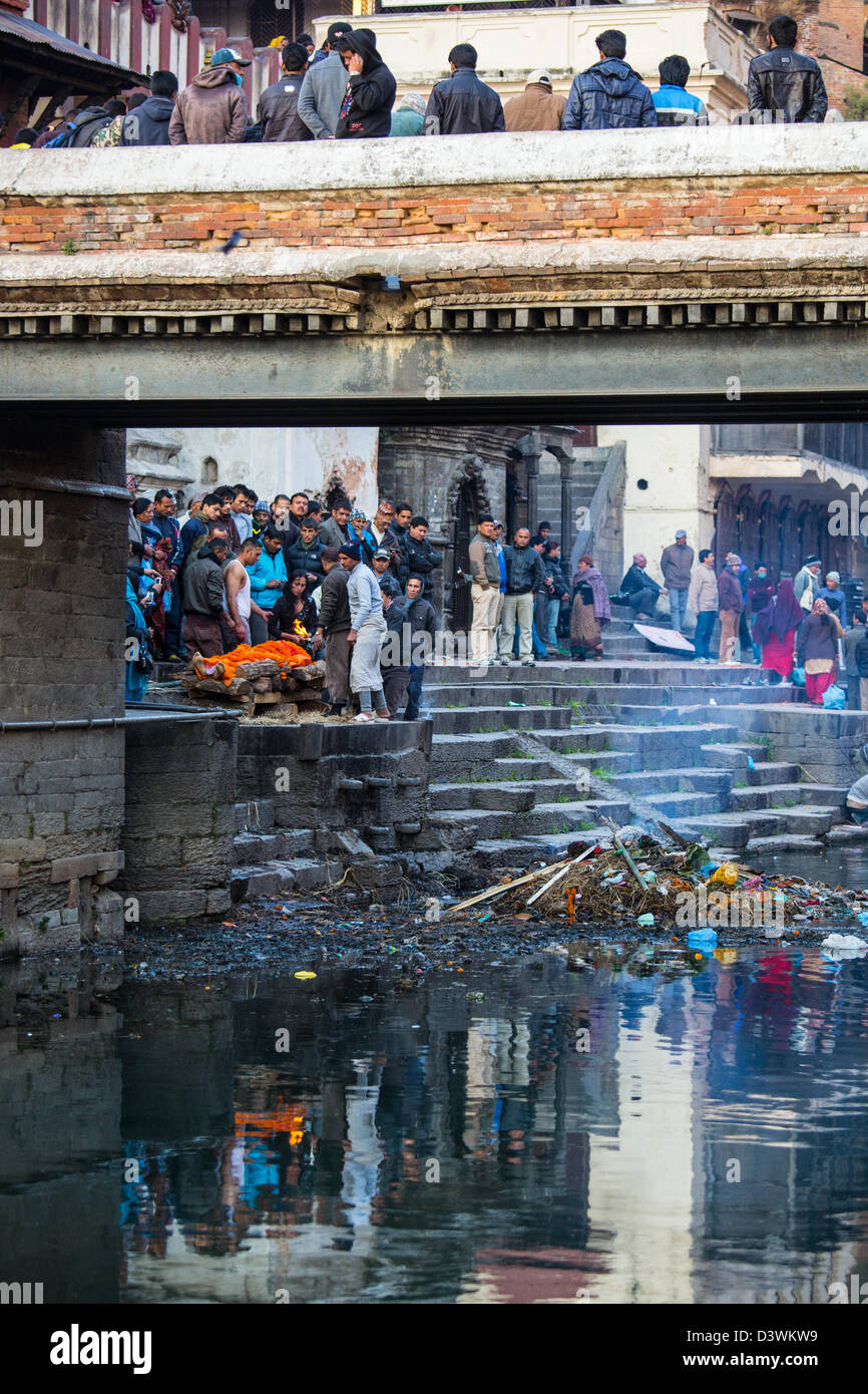 La cremazione di Pashupati tempio complesso, Kathmandu, Nepal Foto Stock