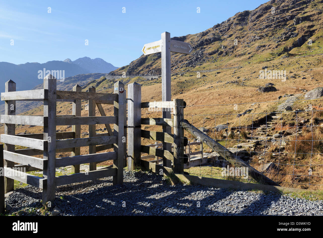 Cartello e porta di bacia sul nuovo sentiero per Pen-y-Pass da Nant Gwynant nel Parco Nazionale di Snowdonia. Gwynedd Galles del Nord Gran Bretagna Foto Stock