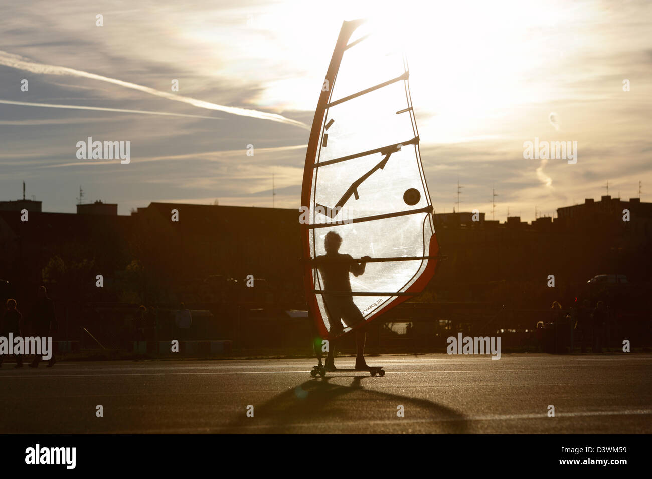 Berlino, Germania, Street Surfer al tramonto a Tempelhof Foto Stock